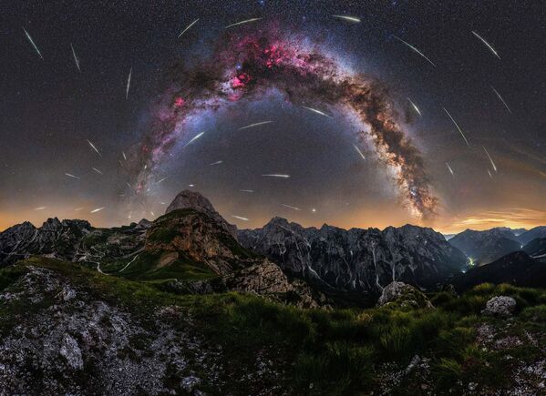 トップ25入選作品『Perseid meteor shower on Mangart saddle』　Uroš Fink氏（スロベニア）スロベニア・イタリア間にそびえるマンガートサドルで撮影 - Sputnik 日本