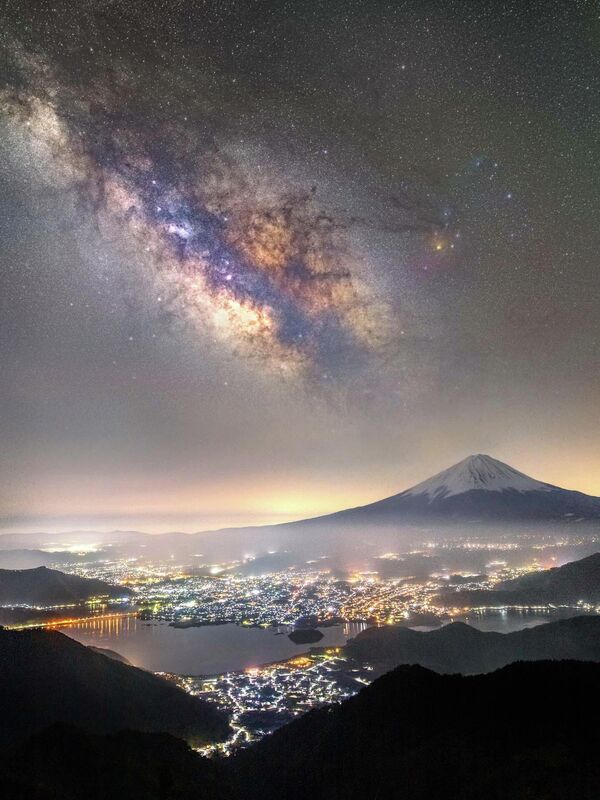トップ25入選作品『Mt. Fuji and the Milky Way over Lake Kawaguchi』　Takemochi Yuki氏（日本）山梨県笛吹市のFUJIYAMAツインテラスから撮影 - Sputnik 日本