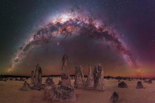 トップ25入選作品『The Milky Way arching over The Pinnacles Desert』　氏（オーストラリア）西オーストラリア州のピナクルズ砂漠で撮影 - Sputnik 日本