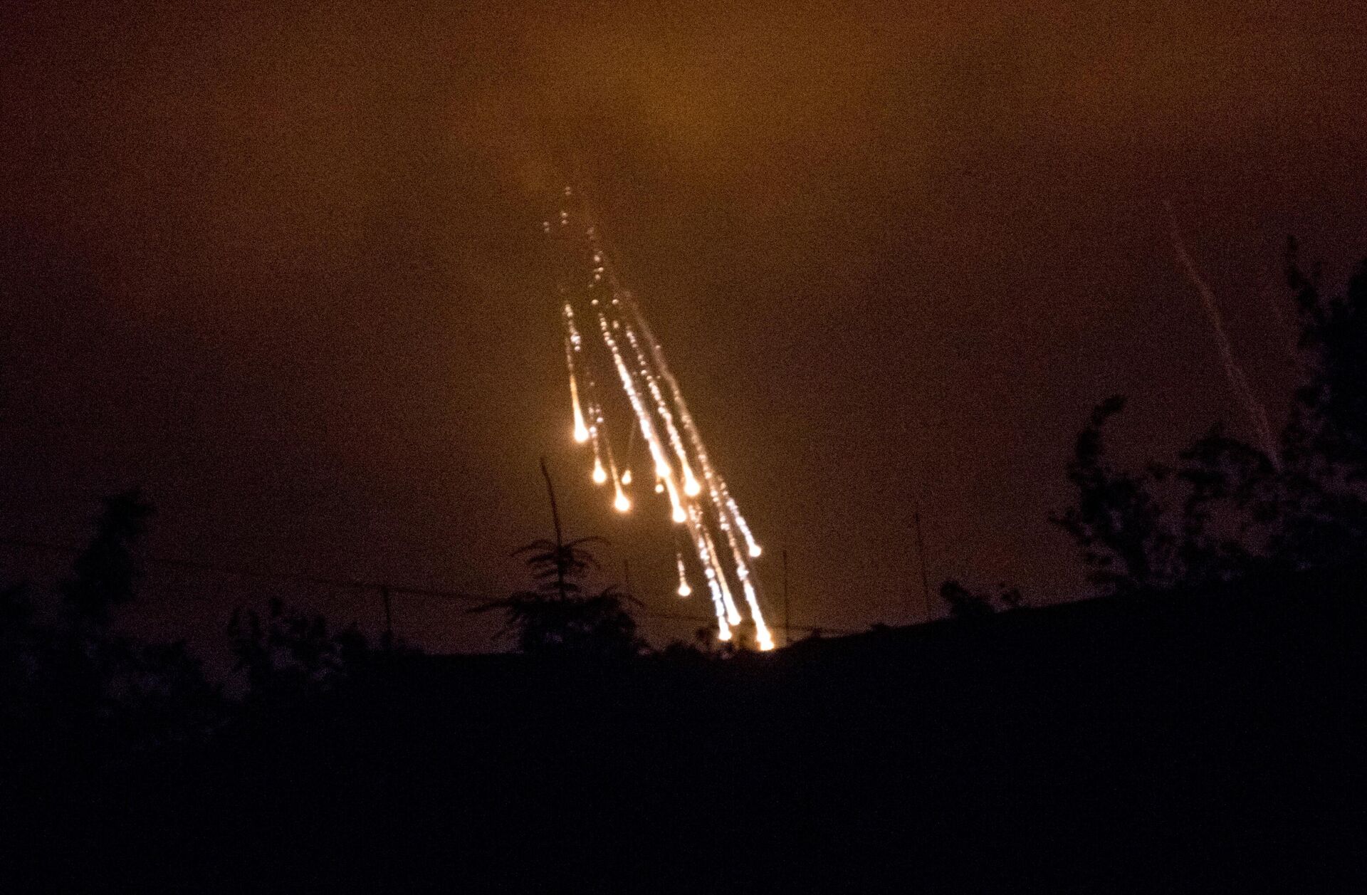 Украинские военные стреляют фосфорными зажигательными снарядами по поселку Семеновка - Sputnik 日本, 1920, 18.05.2022