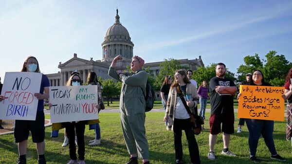 オクラホマ州議会議事堂の近くで行われた中絶の権利を主張する人たちの集会 - Sputnik 日本