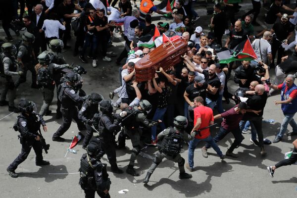 射殺されたアルジャジーラの記者シリーン・アブ・アクレ氏の葬儀で、棺を運ぶ市民と衝突する警察（イスラエル・エルサレム、13日） - Sputnik 日本