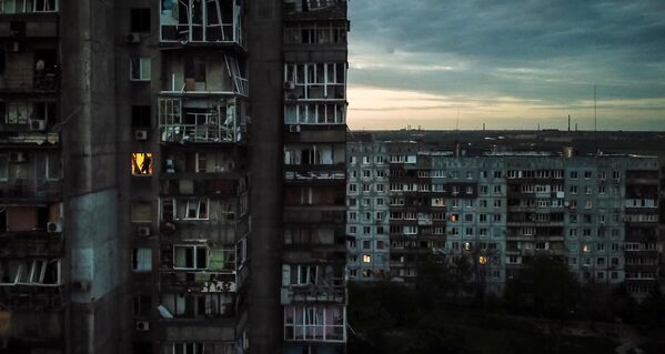 砲撃の被害を受けた高層住宅（ウクライナ・マリウポリ、16日） - Sputnik 日本
