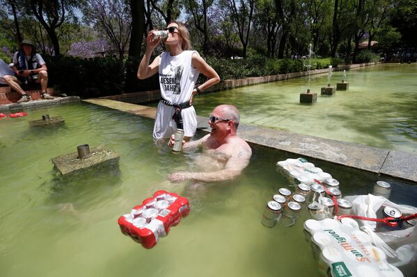 水場でビールを飲むサッカークラブ「アイントラハト・フランクフルト」のサポーターら（スペイン・セビリア、18日） - Sputnik 日本