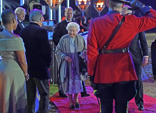ウィンザー城で行われた在位70周年記念式典「プラチナジュビリー」に出席したエリザベス女王（英ウィンザー、15日） - Sputnik 日本