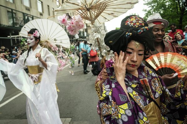 「ジャパン・パレード」で、着物を着て通りを行進するニューヨーク着物アカデミーのダンサーら（米ニューヨーク、14日） - Sputnik 日本