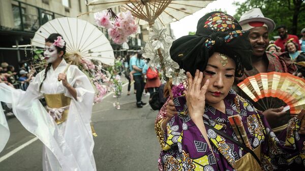 「ジャパン・パレード」で、着物を着て通りを行進するニューヨーク着物アカデミーのダンサーら（米ニューヨーク、14日） - Sputnik 日本