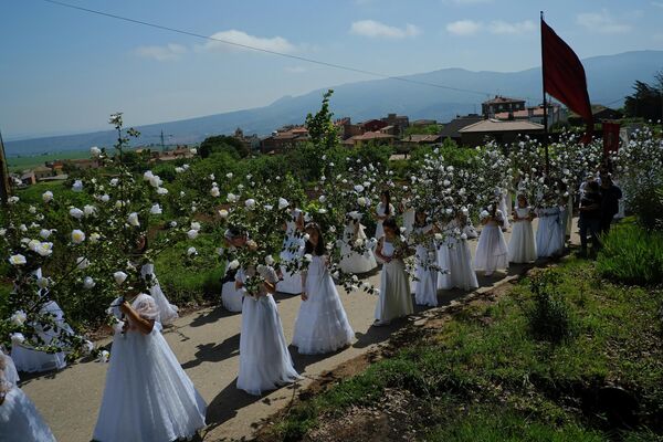 巡礼「Las Doncellas（乙女たち）」に花嫁衣装姿で参加する女性たち（スペイン・ソルサノ、15日） - Sputnik 日本