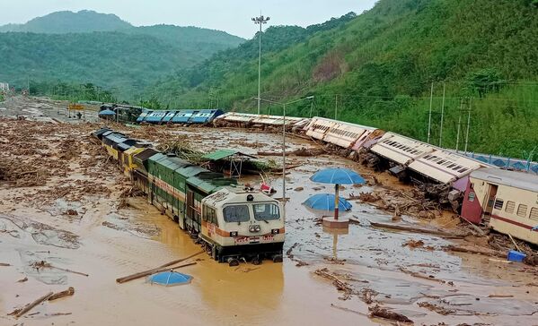 豪雨により発生した土砂崩れで脱線・横転した電車（インド・アッサム州ディマハサオ県、16日） - Sputnik 日本