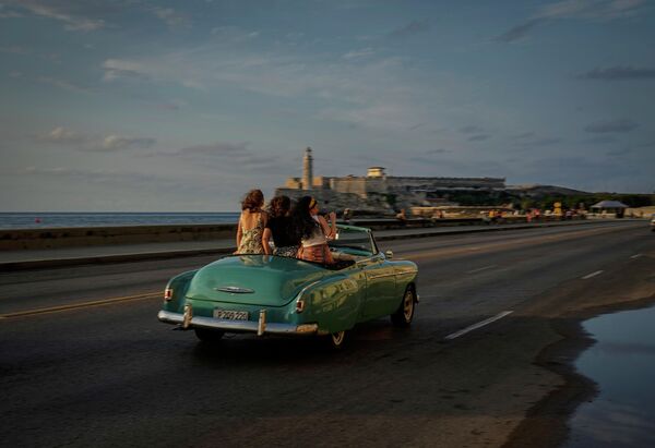 ビンテージカーに乗って道路を走る観光客（キューバ・ハバナ、16日） - Sputnik 日本