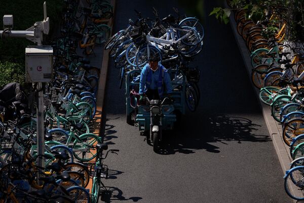 未使用のシェア自転車をカートで作業員（中国・北京、16日） - Sputnik 日本