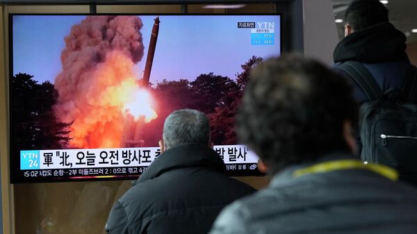 ソウルの鉄道駅構内のスクリーンに映し出された北朝鮮のミサイル発射実験のニュース。アーカイブ写真 - Sputnik 日本