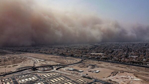 街を覆う巨大な砂嵐（クウェート・クウェート市、23日） - Sputnik 日本