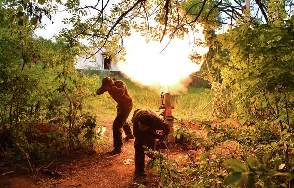 ウクライナ軍へ向け発砲するルガンスクの迫撃砲部隊の兵士ら（ルガンスク人民共和国、24日） - Sputnik 日本