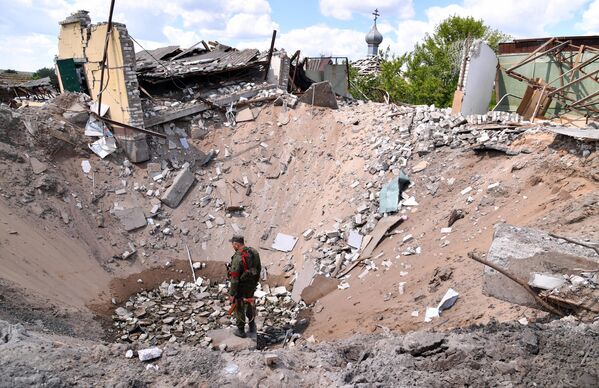 空爆でできたクレーター付近をパトロールするルガンスク人民共和国の民兵（ドネツク人民共和国・ヤツコフカ、20日） - Sputnik 日本