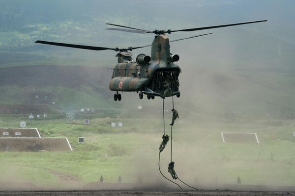 CH-47J「チヌーク」大型輸送ヘリコプターから降りる陸上自衛隊の隊員（静岡・東富士演習場、28日） - Sputnik 日本