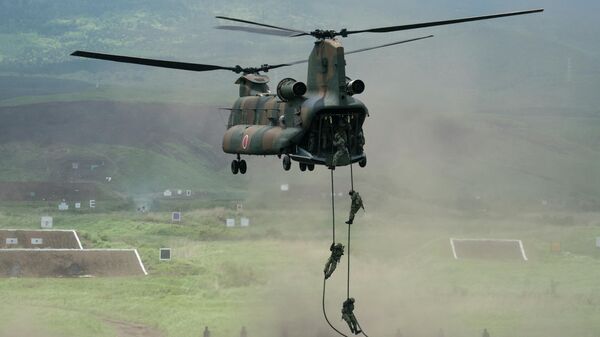 CH-47J「チヌーク」大型輸送ヘリコプターから降りる陸上自衛隊の隊員（静岡・東富士演習場、28日） - Sputnik 日本