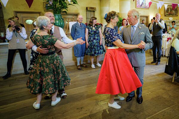 エリザベス女王の即位70周年を祝う式典「プラチナジュビリー」で踊るチャールズ皇太子（英グロスターシャー州・ハイグローヴ、31日） - Sputnik 日本