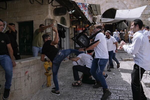 「エルサレムの日」に旧市街で衝突するパレスチナとイスラエルの青年（イスラエル・エルサレム、29日） - Sputnik 日本