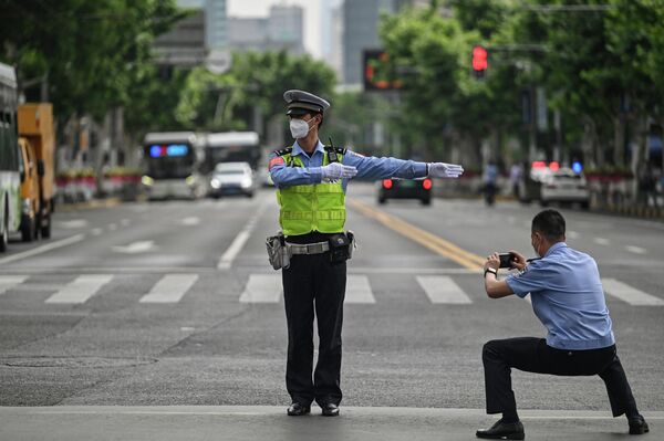 2か月間続いたロックダウンが解除された静安区で交通整理を行う警察（中国・上海、1日） - Sputnik 日本