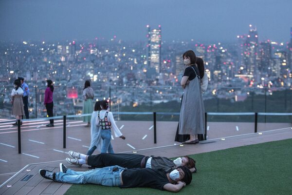 渋谷スクランブルスクエアの屋上にある展望デッキ「SHIBUYA SKY」に集まる人々（日本・東京都、30日） - Sputnik 日本