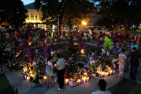 小学校で起きた銃乱射事件の犠牲者を追悼するため、町の広場に設置された記念碑を訪れる市民ら（米テキサス州・ユバルディ、28日） - Sputnik 日本