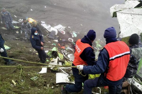 タラ・エア旅客機の墜落現場となったヒマラヤ山の麓で作業にあたる救助隊員（ネパール・ムスタン郡、30日） - Sputnik 日本
