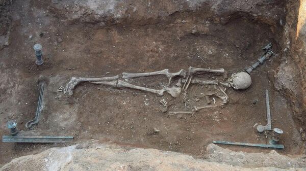 ギリシャで青銅製ベッドに横たわる2100年前の女性発見 - Sputnik 日本