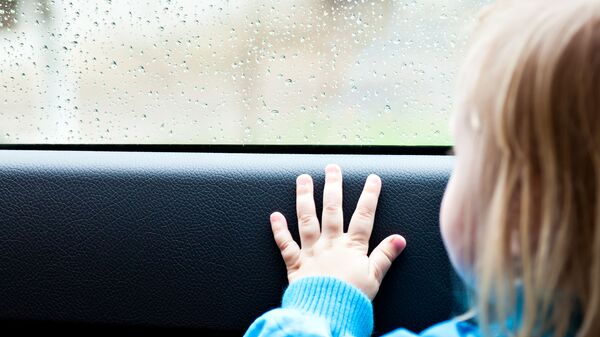 窓の外を見る車の中の少女 - Sputnik 日本