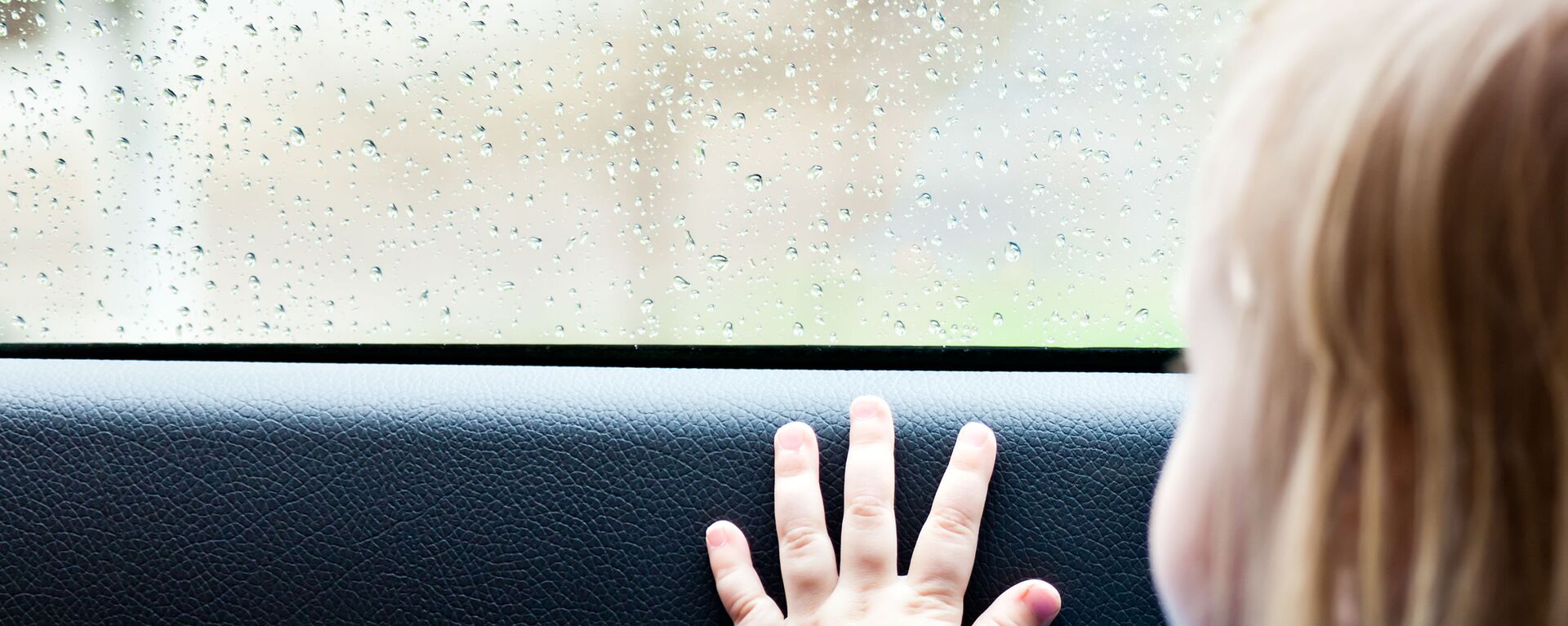 窓の外を見る車の中の少女 - Sputnik 日本, 1920, 06.06.2022