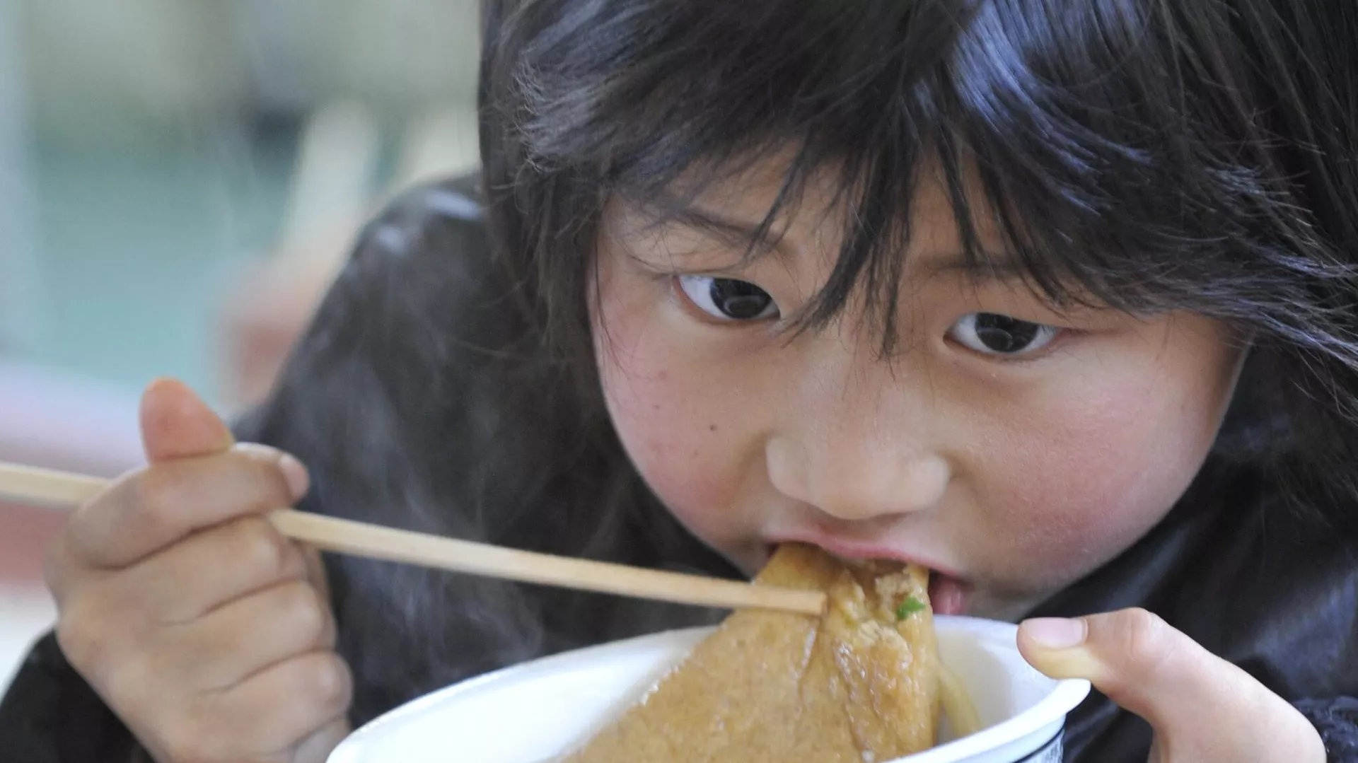 うどんを食べる女の子