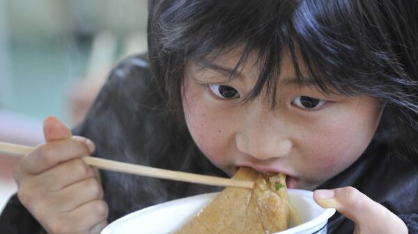 うどんを食べる女の子 - Sputnik 日本