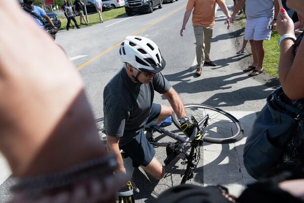 ゴードンズポンド州立公園でサイクリング中、自転車で転倒したジョー・バイデン大統領（米デラウェア州・レホボトビーチ、18日） - Sputnik 日本