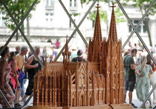 展示ブースに展示された、アルクドゥルさん制作のケルン大聖堂の木彫刻（ドイツ・ケルン、20日） - Sputnik 日本