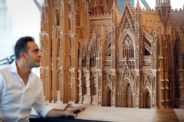 自身が作成したケルン大聖堂の木彫刻を眺めるシリア出身のファデル・アルクドゥルさん（ドイツ・ケルン、20日） - Sputnik 日本