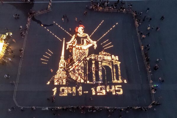 宮殿広場で行われたイベントで、キャンドルで描かれた記念碑「母なる祖国像」（サンクトペテルブルク、22日） - Sputnik 日本