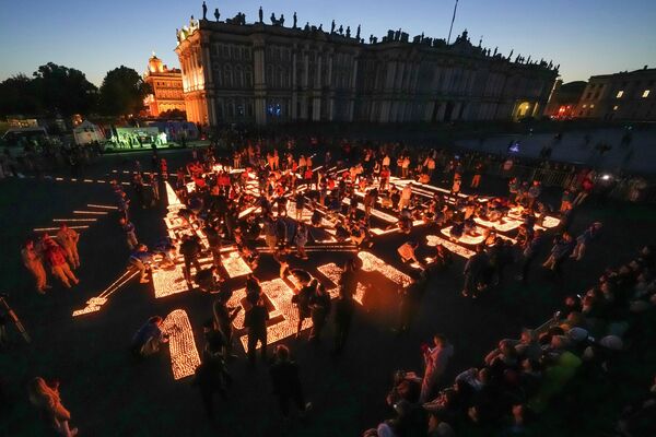 宮殿広場で行われたイベントで、キャンドルに火をともす参加者ら（サンクトペテルブルク、22日） - Sputnik 日本