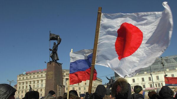 ロシアと日本の国旗を持つ人たち、ウラジオストクにて - Sputnik 日本