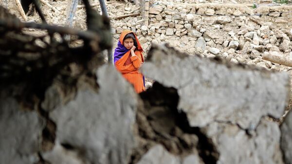 地震で被害を受けた家のそばに立つ少女（アフガニスタン・ホースト州、22日） - Sputnik 日本
