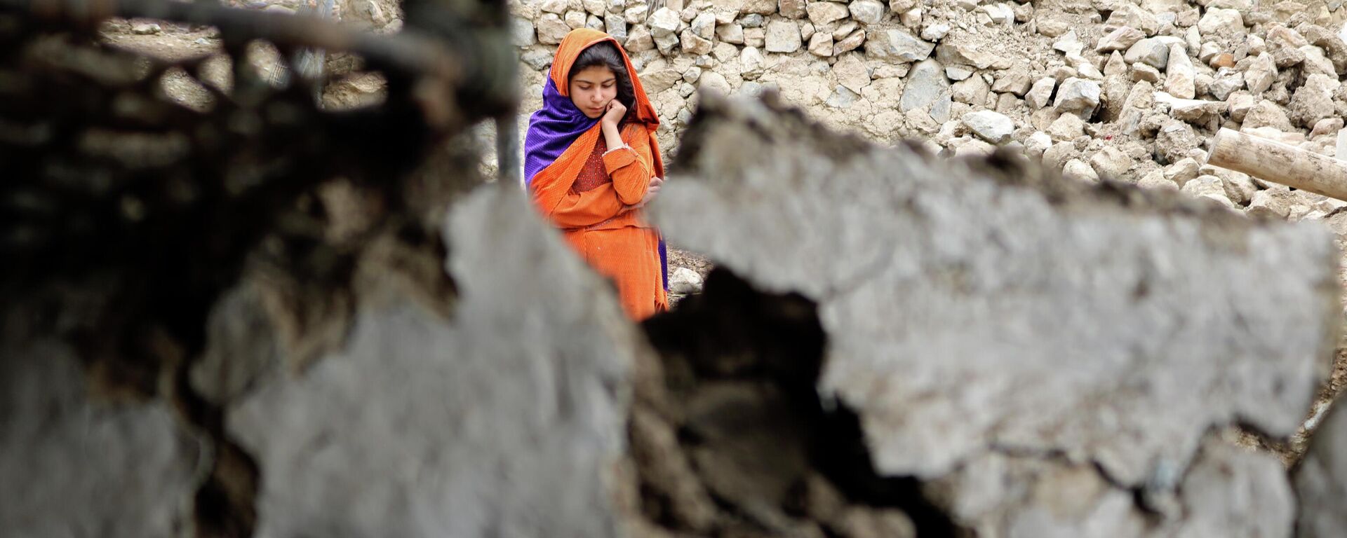 地震で被害を受けた家のそばに立つ少女（アフガニスタン・ホースト州、22日） - Sputnik 日本, 1920, 23.06.2022
