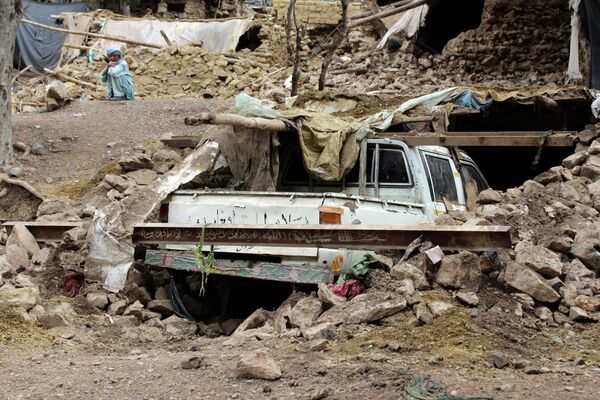地震で被害を受けた地域で座り込む住民（アフガニスタン・ホスト州、22日） - Sputnik 日本