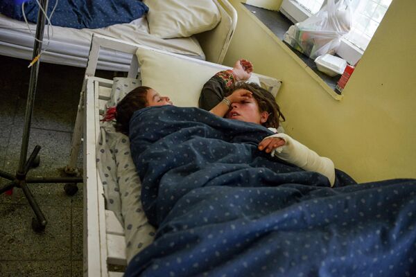 地震で負傷し、州都シャラナ市の病院へ搬送された子どもたち（アフガニスタン・パクティカ州、22日） - Sputnik 日本