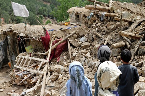 地震で損壊した建物のそばに立つ子どもたち（アフガニスタン・ホスト州、22日） - Sputnik 日本