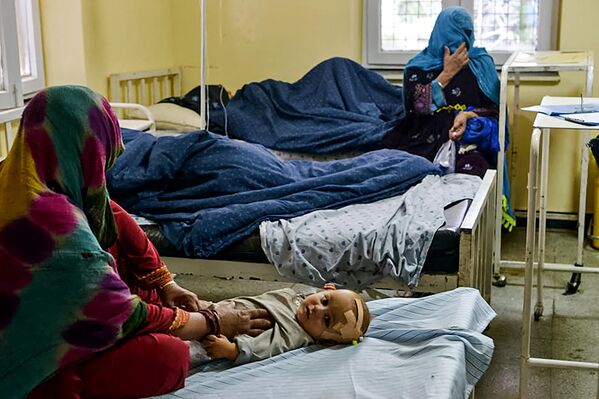 地震で負傷し、州都シャラナ市の病院へ搬送された子どもたち（アフガニスタン・パクティカ州、22日） - Sputnik 日本