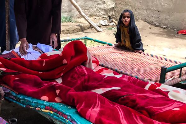 地震により死亡し、埋葬の儀式前に毛布がかぶせられた男性（アフガニスタン・パクティカ州、22日） - Sputnik 日本