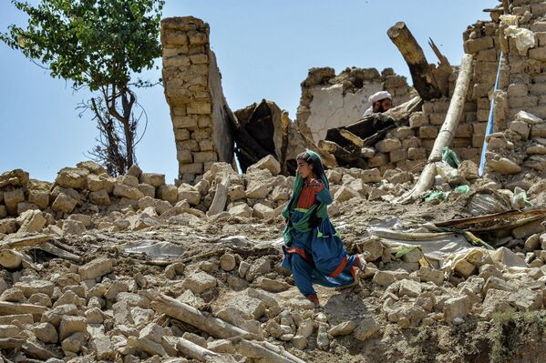 地震で建物が倒壊し、瓦礫が散乱する中を歩く子ども（アフガニスタン・パクティカ州、23日） - Sputnik 日本