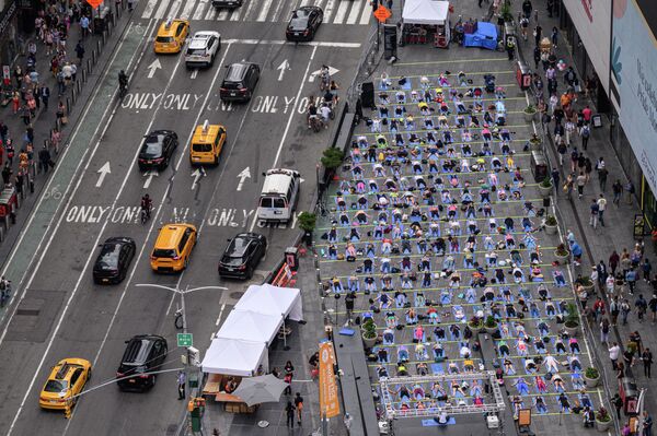 毎年恒例のヨガイベント「ソルスティス・イン・タイムズスクエア（Solstice in Times Square）」に参加する人々（米ニューヨーク、21日） - Sputnik 日本