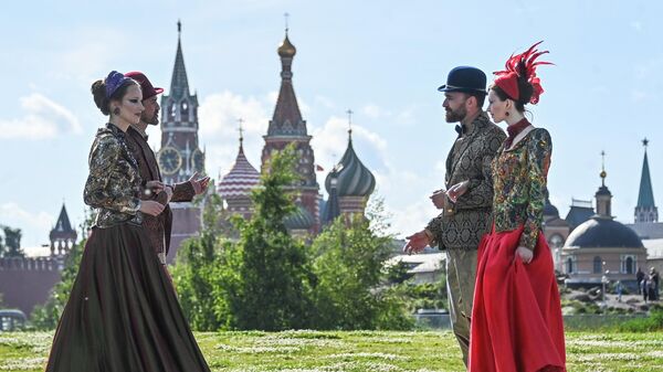 モスクワファッションウィーク中、街中心部の公園で行われたファッションショーに登場したモデル（ロシア・モスクワ、20日） - Sputnik 日本