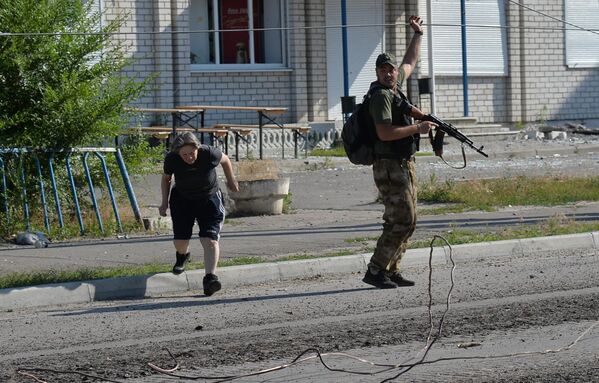 住民を避難させるルガンスクの民兵（ルガンスク人民共和国・セベロドネツク、20日） - Sputnik 日本