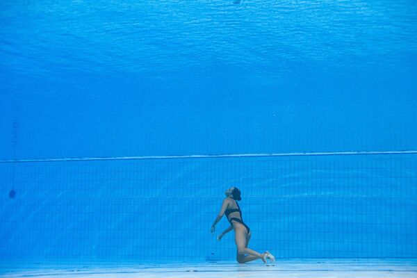 演技中に意識を失い、プールの底へ沈むアニタ・アルバレス選手（ハンガリー・ブダペスト、22日） - Sputnik 日本
